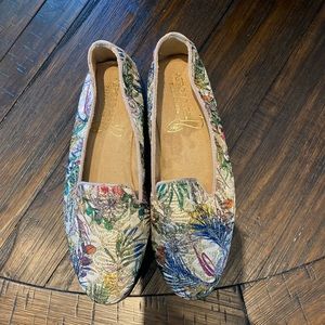 Aerosols Brocade Botanical Flowers Motif W/ Metallic Gold Loafers, size 7.5/8